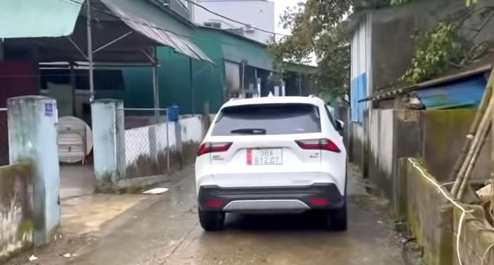 Xe ô tô đỗ chắn hết lối đi của các xe khác gây bức xúc dư luận. Ảnh cắt từ clip