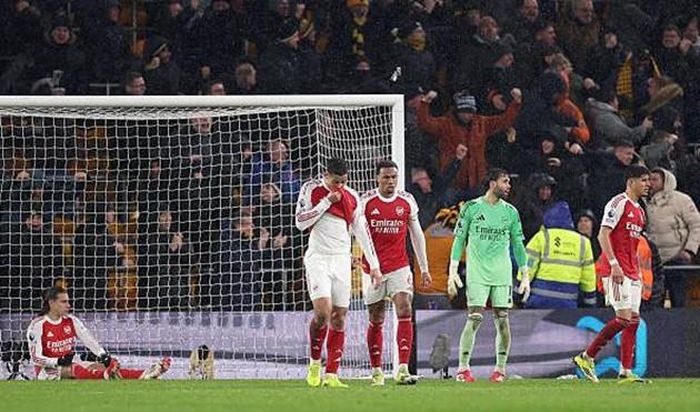 Arsenal bị Wolves cầm hòa 2-2 trên sân khách.