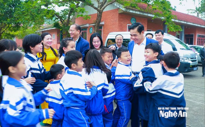 Các cháu tại Làng trẻ SOS đón Chủ tịch UBND tỉnh Võ Trọng Hải đến thăm. Ảnh: Thành Duy