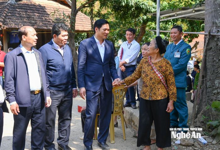 Đồng chí Hoàng Nghĩa Hiếu - Phó Bí thư Thường trực Tỉnh ủy, Chủ tịch HĐND tỉnh trò chuyện cùng nhân dân xã Hữu Kiệm để lắng nghe tâm tư, nguyện vọng. Ảnh: Thành Cường