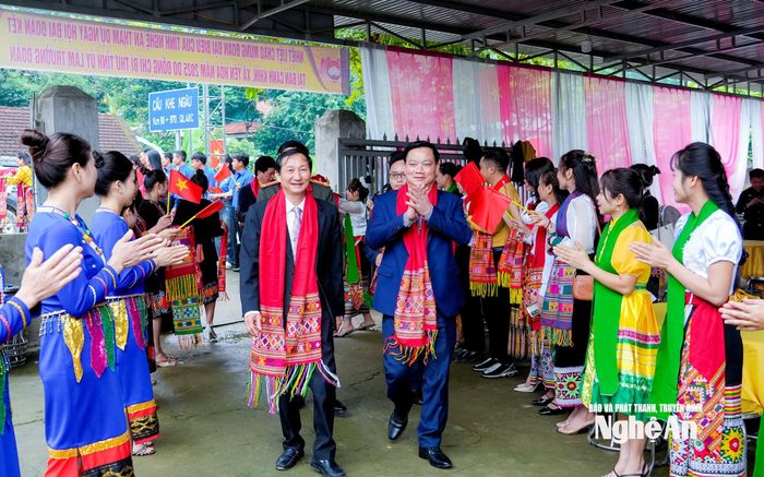Bí thư Tỉnh ủy Nguyễn Khắc Thận đã về chung vui ngày hội Đại đoàn kết toàn dân tộc với nhân dân bản Cành Khỉn, xã Yên Hòa. Ảnh: Phạm Bằng
