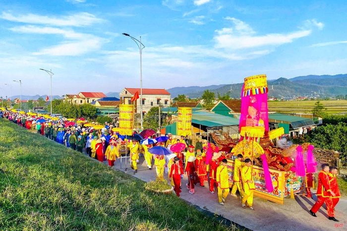 Lễ hội Đền Cả - Dinh đô Quan Hoàng Mười tại phường Bắc Hồng Lĩnh. Ảnh: Thiên Vỹ