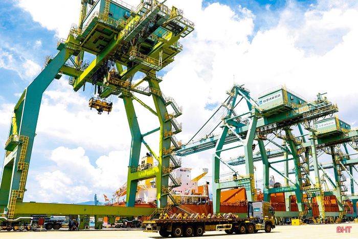 Cảng Vũng Áng là hệ thống cảng biển nước sâu quy mô lớn, gồm cảng Vũng Áng và cảng Sơn Dương. Ảnh: Hữu Khánh - Thu Trang.