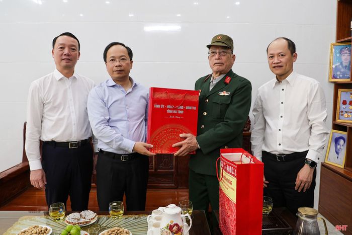 Các đồng chí lãnh đạo tỉnh tặng quà, thăm hỏi gia đình thương binh Trần Viết Quý, trú tại thôn Hòa An, xã Tiên Điền. Ảnh: Đình Nhất