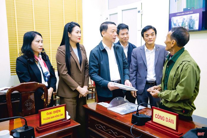 Chủ tịch UBND tỉnh Phan Thiên Định tiếp công dân định kỳ tháng 12/2025. Ảnh: Văn Đức