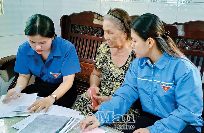 Ðoàn viên, thanh niên phường Bạc Liêu đến tận nhà hỗ trợ người dân hoàn tất thủ tục chế độ trợ cấp hưu trí xã hội.
