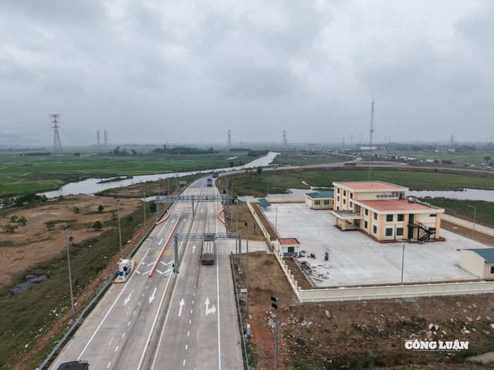 Trạm thu phí trên cao tốc Quốc lộ 45 - Nghi Sơn.