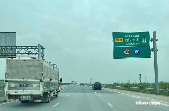 Cao tốc Nghi Sơn - Diễn Châu dài gần 50km, đã khai thác từ tháng 9/2023 với quy mô 4 làn xe, tốc độ 60 - 90km/h, có làn dừng khẩn cấp ngắt quãng cách nhau 4 - 5km.