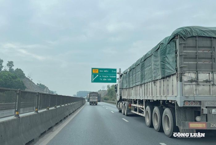 Phương tiện tải trọng lớn di chuyển trên tuyến cao tốc Bắc - Nam phía Đông.