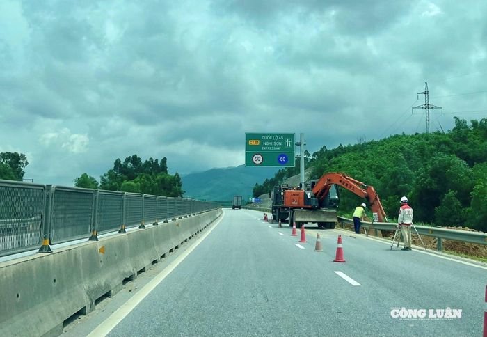 Cao tốc Quốc lộ 45 - Nghi Sơn dài hơn 43km, đã khai thác từ tháng 10/2023 với quy mô 4 làn xe, tốc độ 60 - 90km/h, có làn dừng khẩn cấp ngắt quãng cách nhau 4 - 5km.