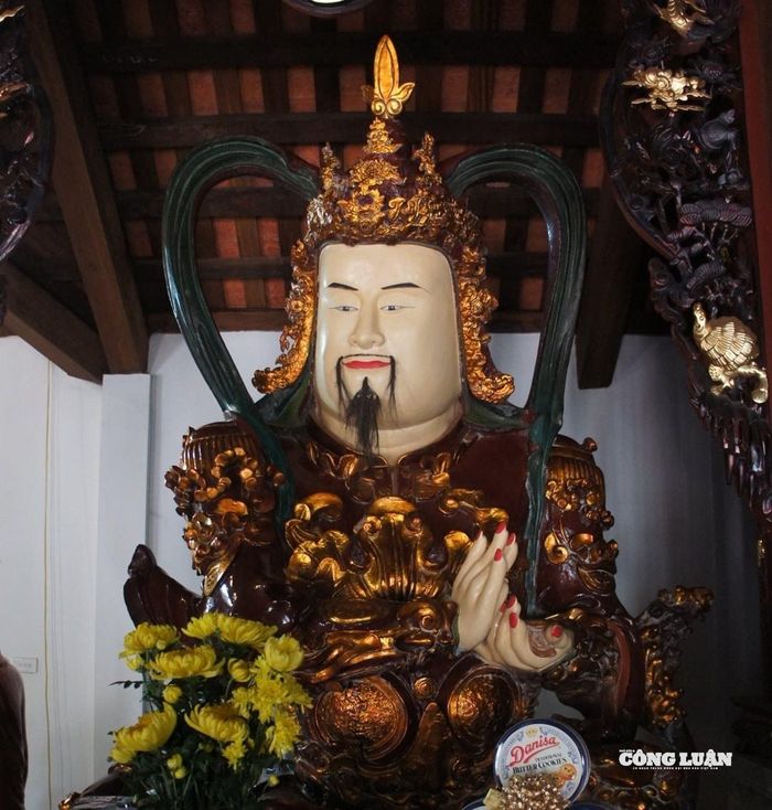 Tượng Thánh Hiền ngồi trên ngai