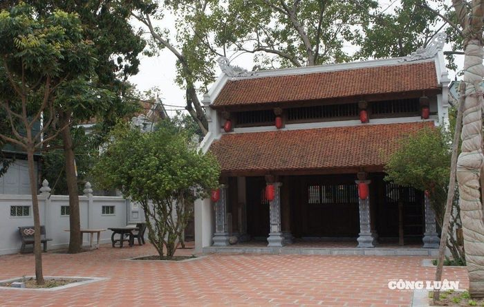 Tam quan gồm 2 tầng 8 mái, trên là tháp chuông