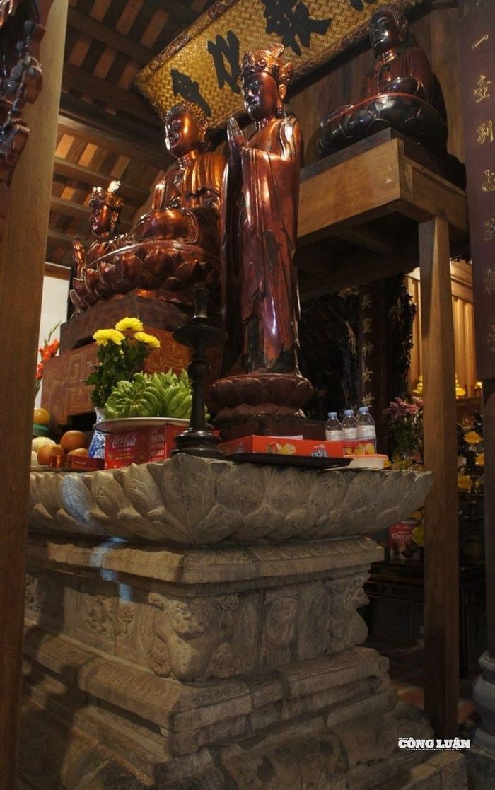 Bàn thờ có hình khối hộp dài 2,65m, rộng 1,17m, cao 1,67m