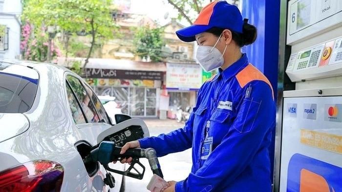 Giá xăng giảm 200 đồng/lít. Ảnh: DMS.