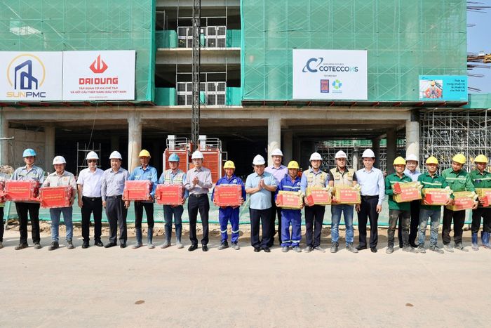 Phó Thủ tướng Nguyễn Chí Dũng chúc Tết, tặng quà các chuyên gia, kỹ sư, công nhân, người lao động đang thi công tại công trình Cảng hàng không quốc tế Phú Quốc. Ảnh: VGP.