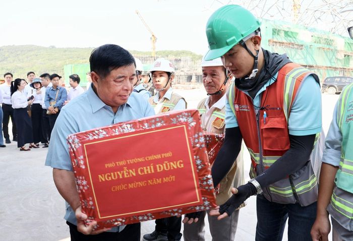 Phó Thủ tướng Nguyễn Chí Dũng chúc Tết, tặng quà các chuyên gia, kỹ sư, công nhân, người lao động đang thi công tại công trình Trung tâm Hội nghị triển lãm. Ảnh: VGP.