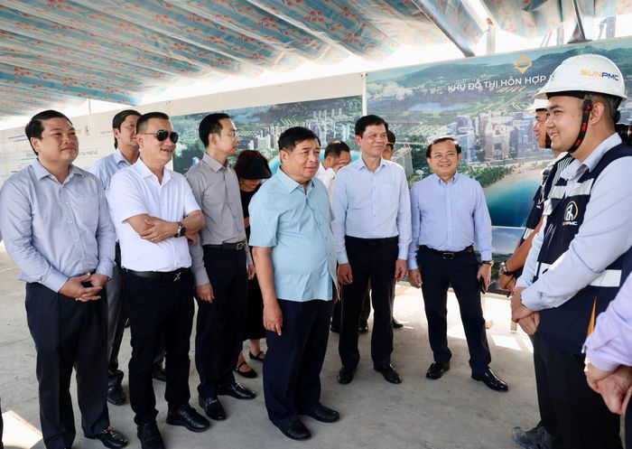 Phó Thủ tướng Nguyễn Chí Dũng tại công trình Trung tâm Hội nghị triển lãm. Ảnh: VGP.