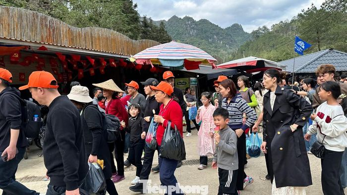 Giới làm du lịch khuyến cáo, để tránh rơi vào cảnh “đi chơi mà như đi hành xác”, du khách nên cân nhắc thời điểm khởi hành, tránh giờ cao điểm, hoặc chọn những điểm tham quan ít nổi tiếng hơn nhưng vẫn có cảnh đẹp.