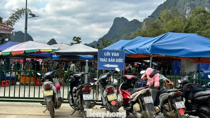 Đường đi thác Bản Giốc (tỉnh Cao Bằng) cũng rơi vào tình trạng quá tải. Chị Thu Trang (Hà Nội) cùng gia đình vượt hơn 300 km bằng xe máy để đi du xuân, nhưng cuối cùng đành quay về. Ảnh: Lộc Liên.