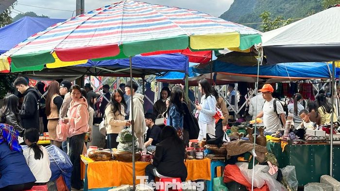  Một nguyên nhân khác là nhu cầu tập trung tại các điểm “nóng” vào cùng khung giờ. Du khách thường có xu hướng đến các điểm check-in nổi tiếng vào buổi sáng hoặc đầu giờ chiều, tạo ra những “đỉnh” lưu lượng trong thời gian ngắn. Khi hàng trăm xe cùng đổ về một bãi đỗ hoặc một cổng soát vé, ùn tắc gần như không tránh khỏi. Ảnh: Lộc Liên. 