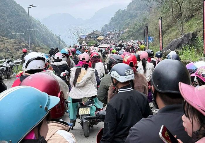  Theo các hướng dẫn viên du lịch, tình trạng tắc đường dịp đầu xuân ở Tuyên Quang, Cao Bằng và các tỉnh Tây Bắc không còn hiếm. Nguyên nhân lớn nhất là lượng khách đổ về cùng thời điểm để ngắm hoa đào, hoa mận nở rộ, tham quan các điểm nổi tiếng như cột cờ Lũng Cú, đèo Mã Pì Lèng, sông Nho Quế, phố cổ Đồng Văn hay thác Bản Giốc. Ảnh: MT. 