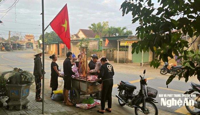 Ở xã Đại Đồng, người dân mổ bò, lợn từ sáng mồng 3 Tết để phục vụ nhu cầu thực phẩm tươi sống cho bà con. Ảnh: T.P