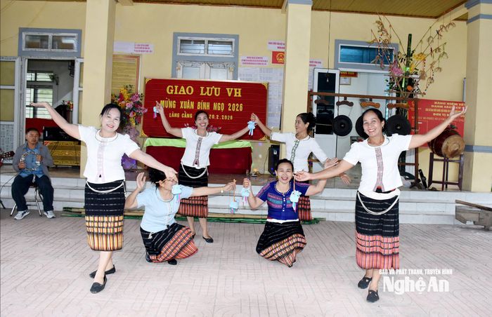 Trong không gian rộn ràng ấy, các bà, các chị khoác lên mình những bộ váy áo truyền thống, uyển chuyển trong từng bước đi, nhịp nhàng trong từng động tác múa, làm nên vẻ đẹp duyên dáng, cuốn hút của các điệu dân vũ cổ truyền. Ảnh: Công Kiên