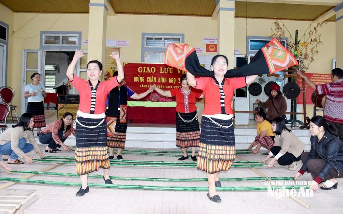 Bà con say sưa trong điệu nhảy sạp – một nét dân vũ cổ truyền đặc sắc của đồng bào dân tộc Thái. Ảnh: Công Kiên