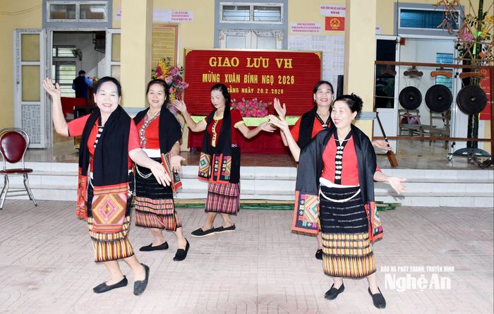 Tiết mục vui hội của bà con bản Cửa Rào gửi gắm ước vọng mùa Xuân an vui, năm mới đủ đầy để bản làng luôn rộn vang tiếng ca, điệu múa. Ảnh: Công Kiên
