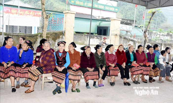 Chương trình giao lưu văn hóa - văn nghệ thu hút hàng trăm người dân trên địa bàn xã Môn Sơn đến chứng kiến và cổ vũ. Ảnh: Công Kiên