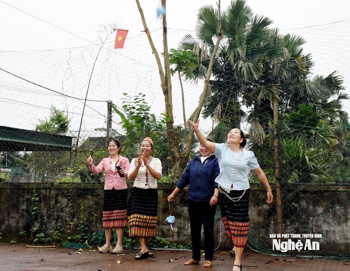 Vui hội ném còn. Ảnh: Công Kiên