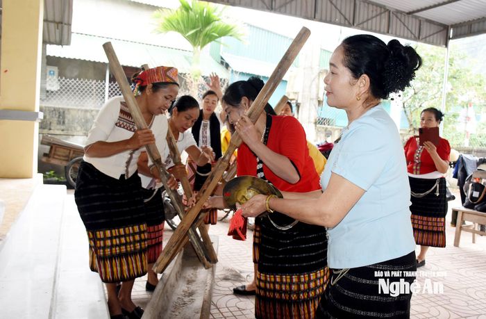 Âm điệu khắc luống cũng bắt đầu vang lên, tiếng chày gõ nhịp mỗi lúc một dồn dập, lan xa khắp bản làng. Những chiếc chày được gõ đồng loạt vào mép cối tạo nên sự cộng hưởng âm thanh độc đáo, hòa quyện cùng tiếng cồng, chiêng, khèn, sáo… làm nên “dàn hợp xướng” rộn rã, náo nức ngày Xuân. Ảnh: Công Kiên