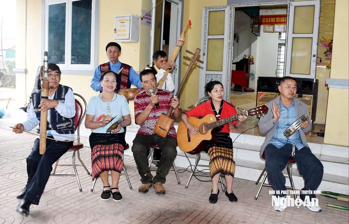 Rộn ràng hòa tấu nhạc cụ, gợi lên không khí vui tươi, thanh âm náo nức của những ngày đầu Xuân. Ảnh: Công Kiên