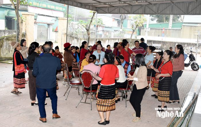 Trước khi kết thúc buổi vui hội, bà con cùng quây quần bên chum rượu cần, múa lăm vông, tay trong tay thể hiện tình đoàn kết và ước vọng ấm no, hạnh phúc ngày Xuân. Ảnh: Công Kiên