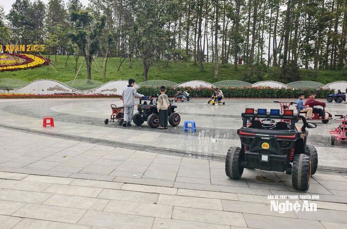 Nhiều trẻ lái xe mà không có người lớn giám sát cẩn thận. Ảnh: Diệp Thanh
