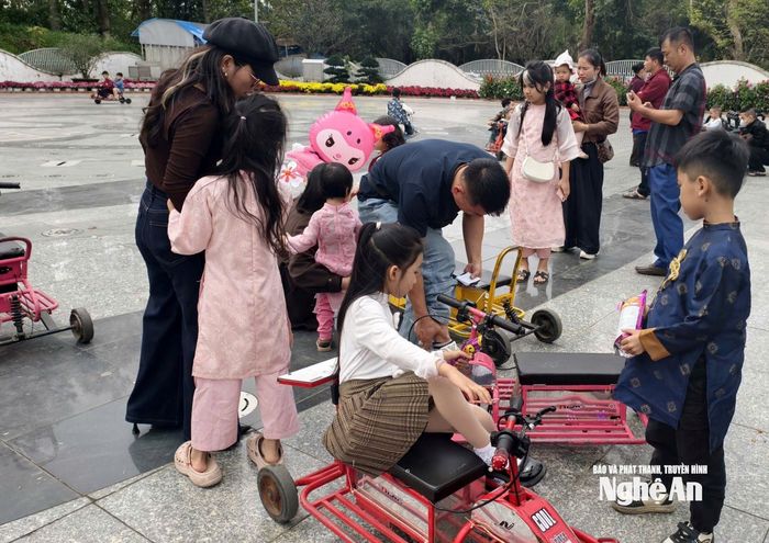 Một tình huống trẻ tự ý vít ga và đâm vào người khác. Ảnh: Diệp Thanh