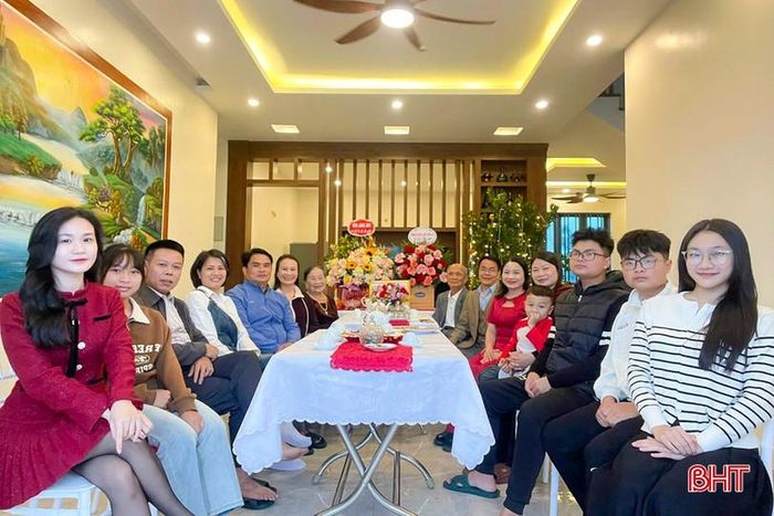 Người cao tuổi hạnh phúc khi trở thành nhân vật chính trong lễ mừng thọ, chúc thọ đầu xuân.