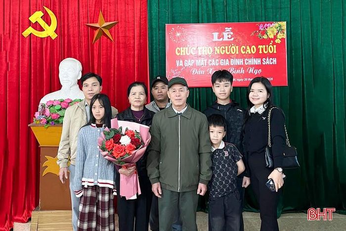 Cùng với chính sách của Đảng và Nhà nước, sự quan tâm động viên của con cháu là động lực để mỗi người cao tuổi sống vui, sống khỏe.