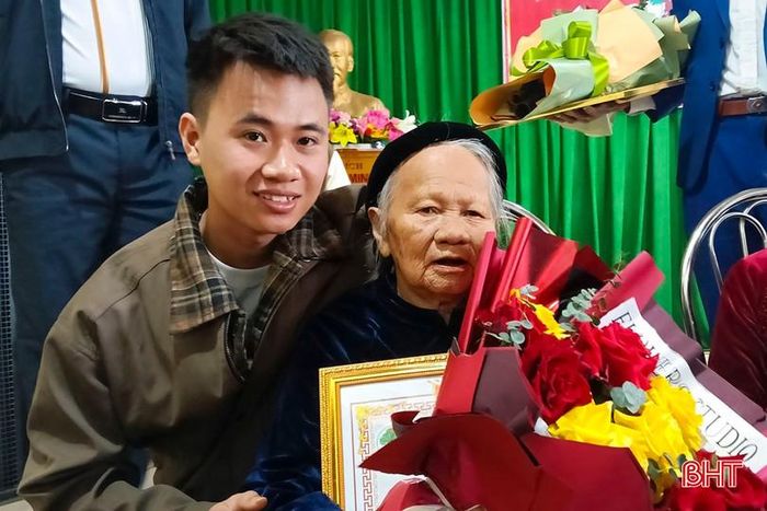 Cụ bà Lưu Thị Phận (thôn Thống Nhất, xã Đông Kinh) hạnh phúc khi nhận những phần quà, lời chúc từ chính quyền và con cháu trong dịp Xuân Bính Ngọ 2026.