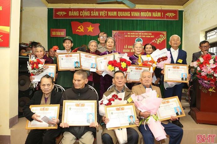 Đại diện Hội Người cao tuổi xã Đông Kinh và chính quyền thôn Thống Nhất trao giấy chứng nhận, các phần quà cho các cụ được mừng thọ, chúc thọ dịp Xuân Bính Ngọ 2026.