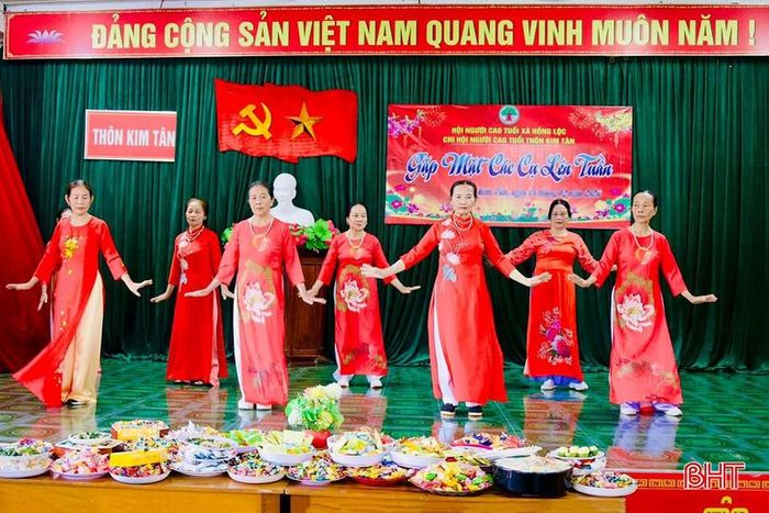 Tiết mục văn nghệ mừng các cụ cao niên của đội văn nghệ người cao tuổi thôn Kim Tân (xã Hồng Lộc).