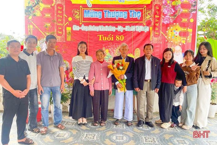 Gia đình chị Lê Thị Thu Hằng (xã Cẩm Bình) chụp ảnh lưu niệm cùng bố mẹ 2 bên nội ngoại trong lễ mừng thọ đầu xuân.