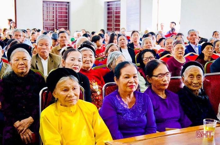 Người cao tuổi tham dự lễ mừng thọ, chúc thọ đầu năm.