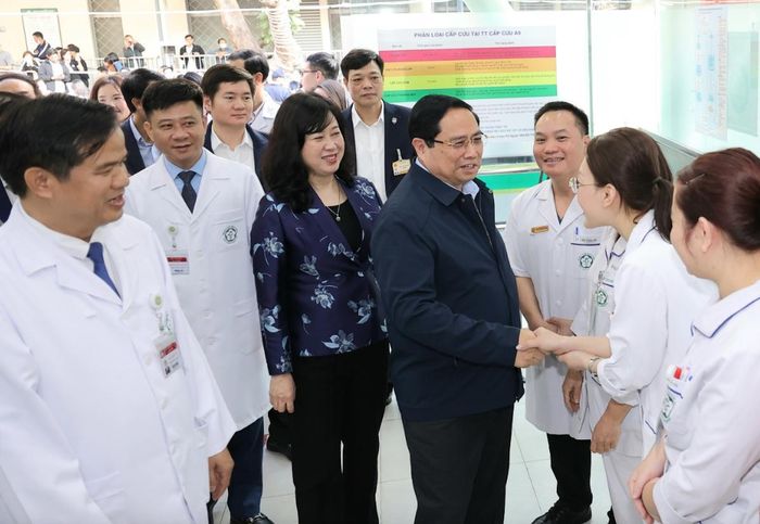 Thủ tướng Phạm Minh Chính và Bộ trưởng Bộ Y tế Đào Hồng Lan thăm, chúc Tết và động viên nhân viên y tế tại Bệnh viện Bạch Mai