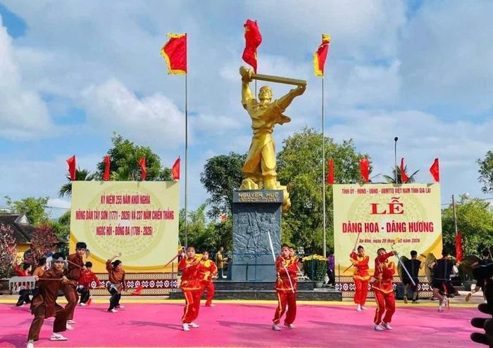 Tượng đài Hoàng đế Quang Trung - Nguyễn Huệ tại Di tích An Khê Trường thuộc Quần thể Di tích lịch sử quốc gia đặc biệt Tây Sơn Thượng đạo.