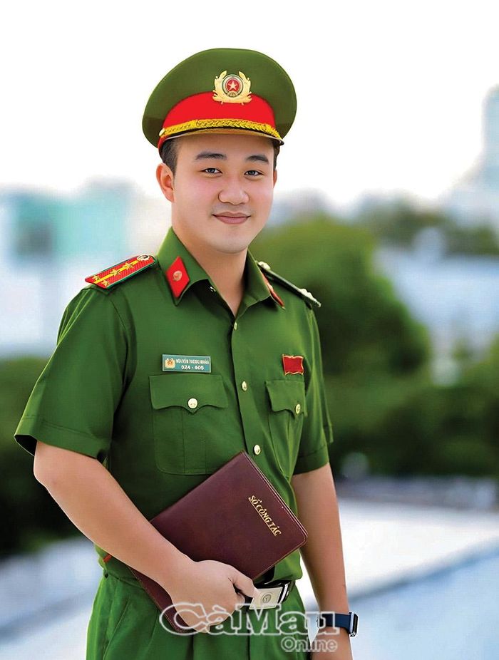 Ðại úy Nguyễn Trọng Nhân, chiến sĩ trẻ luôn vững bước theo ánh sáng của Ðảng.