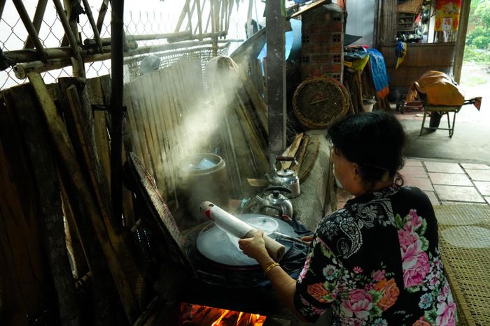  Đến 6 giờ sáng, bà Huỳnh Thị Phương (65 tuổi, ngụ TP.HCM) làm tiếp công việc của bà Sang. 