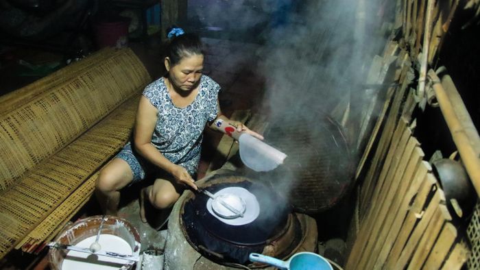  Bà Hồ Kim Sang (53 tuổi, ngụ TP.HCM) là một trong hai người thợ đang làm tại cơ sở Làng bánh tráng. Đều đặn mỗi ngày, bà bắt đầu làm việc từ lúc 2 giờ sáng. Theo bà, công việc trong một ngày của hai người thợ là hoàn thành khoảng 1.000 chiếc bánh tráng. 