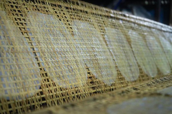  Những chiếc bánh được xếp ngay ngắn trên liếp tre. 