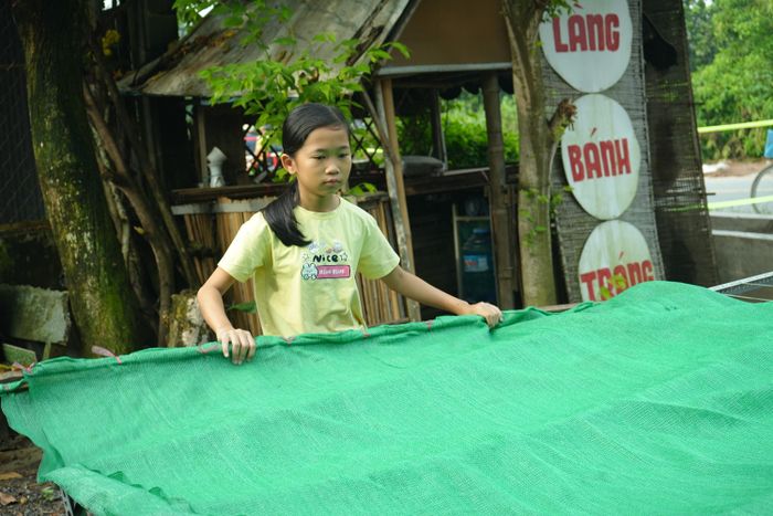  Tại Làng bánh tráng, người nhỏ tuổi nhất (11 tuổi) đang học nghề bánh tráng là con gái chị Quế Châu. 